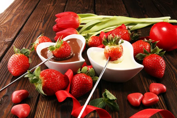 Valentijn Chocolade Fondue Gesmolten Met Verse Aardbeien Donker Witte Chocolade — Stockfoto