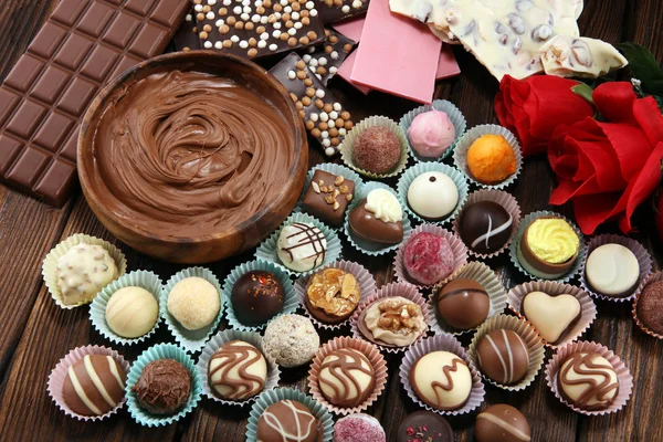 多くのさまざまなチョコレート プラリネ バレンタインデーのためチョコレート ベルギー菓子グルメ — ストック写真