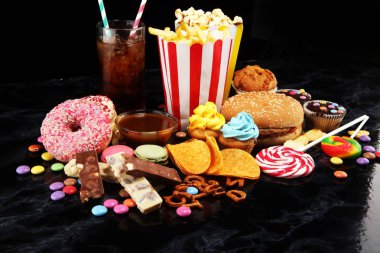 Sağlıksız ürünler. Yemek vücut, deri, kalp ve dişler için kötüdür. Fast karbonhidrat besin çeşitleri. 