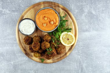 Geleneksel ev yapımı Humus, falafel ve nohut masada baharatlar ile görev yaptı. Falafel ile Yahudi mutfağı