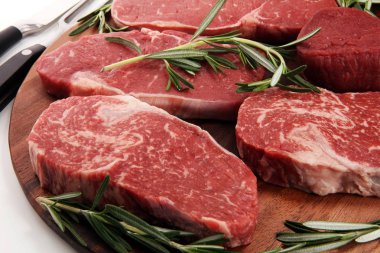 Biftek ham. Barbekü kaburga eti, yaşlı Wagyu ekşili kuru. Çeşitli ham Kara Angus Başbakan eti biftek pala, Striploin, kaburga, bonfile fileto mignon