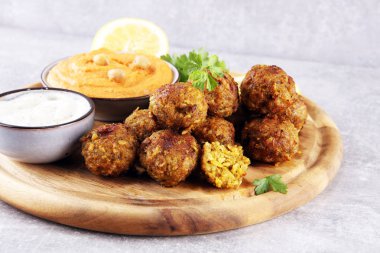 Geleneksel ev yapımı Humus, falafel ve nohut masada baharatlar ile görev yaptı. Falafel ile Yahudi mutfağı