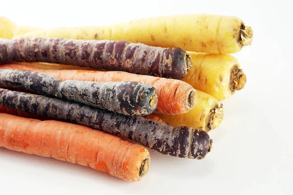 Karottenstapel Kiste Mit Gemischten Frisch Geernteten Bunten Karotten Auf Dem — Stockfoto