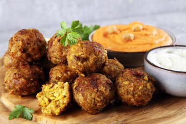 Geleneksel ev yapımı Humus, falafel ve nohut masada baharatlar ile görev yaptı. Falafel ile Yahudi mutfağı