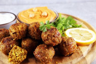 Geleneksel ev yapımı Humus, falafel ve nohut masada baharatlar ile görev yaptı. Falafel ile Yahudi mutfağı