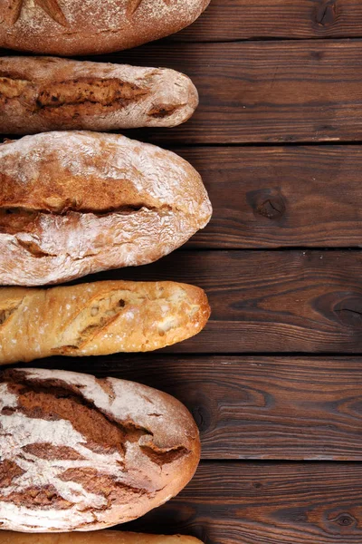 Pişmiş Ekmek Ekmek Rulo Ahşap Masa Arka Plan Üzerinde Ürün — Stok fotoğraf