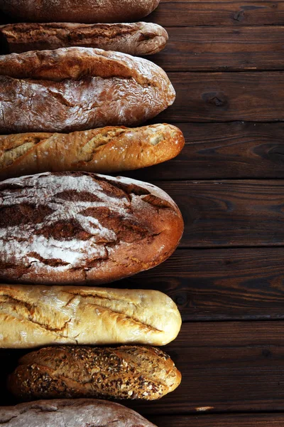 Pişmiş Ekmek Ekmek Rulo Ahşap Masa Arka Plan Üzerinde Ürün — Stok fotoğraf