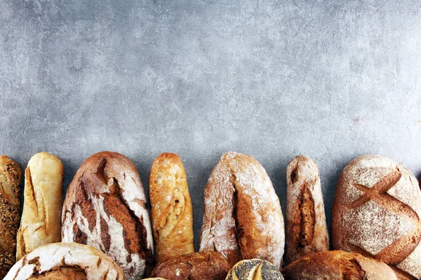 Sortiment Nybakat Bröd Och Frallor Stenbord Bakgrund Affisch Bagerikoncept — Stockfoto