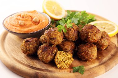 Geleneksel ev yapımı Humus, falafel ve nohut masada baharatlar ile görev yaptı. Falafel ile Yahudi mutfağı