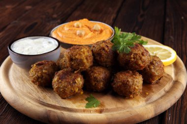 Geleneksel ev yapımı Humus, falafel ve nohut masada baharatlar ile görev yaptı. Falafel ile Yahudi mutfağı