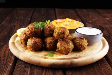 Geleneksel ev yapımı Humus, falafel ve nohut masada baharatlar ile görev yaptı. Falafel ile Yahudi mutfağı