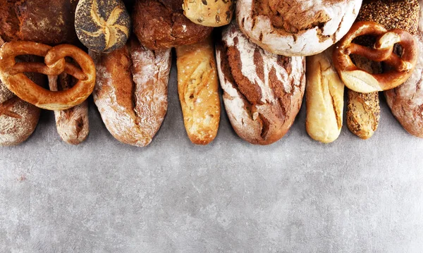 Assortiment Van Gebakken Brood Broodjes Stenen Tabelachtergrond Bakkerij Poster Concept — Stockfoto