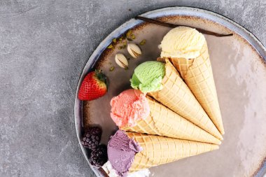 Farklı renk ve lezzetleri meyveler, fındık ve meyveleri ve vanilya dondurma kepçe kümesi 