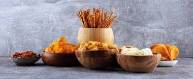 Tuzlu atıştırmalıklar. Simitler, cipsler, tahta kaselerde krakerler. Sağlıksız ürünler. Yemek vücut, deri, kalp ve dişler için kötüdür. Fast karbonhidrat besin çeşitleri. 