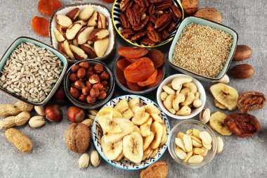 Kuruyemiş ve muz ve ceviz ile rustik tabloda çeşitli fındık kompozisyon