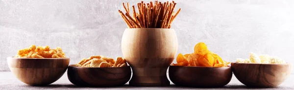 Sós Rágcsálnivaló Perecek Chips Keksz Fából Készült Tálakban Egészségtelen Termékek — Stock Fotó