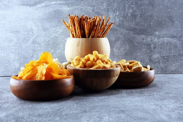 Zoute Snacks Pretzels Chips Crackers Houten Kommen Ongezonde Producten Slecht — Stockfoto