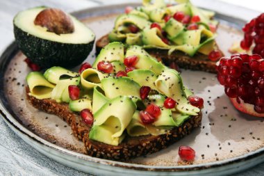 avokado ve olgun nar baharat ve avokado ile tost ekmek dilimlenmiş 