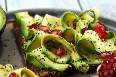 avokado ve olgun nar baharat ve avokado ile tost ekmek dilimlenmiş 