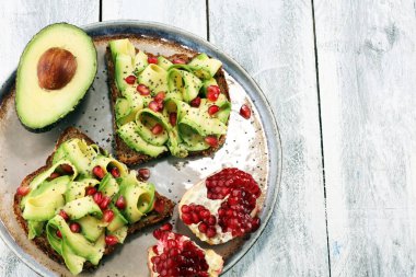 avokado ve olgun nar baharat ve avokado ile tost ekmek dilimlenmiş 