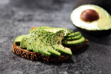 Sandviç avokado ve haşlanmış yumurta - sağlıklı kahvaltı konsepti