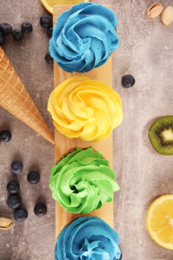 Vanilya yoğurt veya yumuşak kıvamlı dondurma waffle koni donmuş. Diffrent lezzet dondurma kivi ve antep fıstığı, mango ve limon, yaban mersini ve blackberry ile