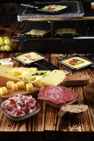 Ízletes Hagyományos Svájci Elolvadt Raclette Sajtot Szolgálják Fel Egyéni Skillets — Stock Fotó