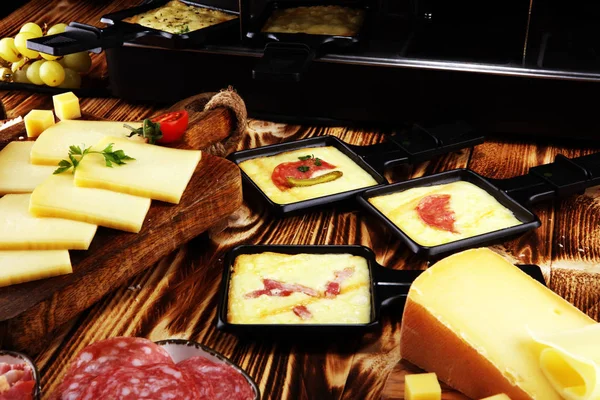 Ízletes Hagyományos Svájci Elolvadt Raclette Sajtot Szolgálják Fel Egyéni Skillets — Stock Fotó