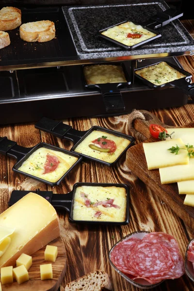 Ízletes Hagyományos Svájci Elolvadt Raclette Sajtot Szolgálják Fel Egyéni Skillets — Stock Fotó