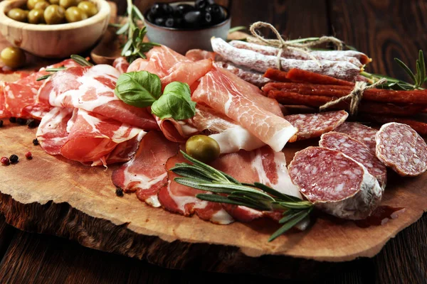 Marmeren Snijplank Met Ham Spek Salami Worstjes Houten Achtergrond Vlees — Stockfoto