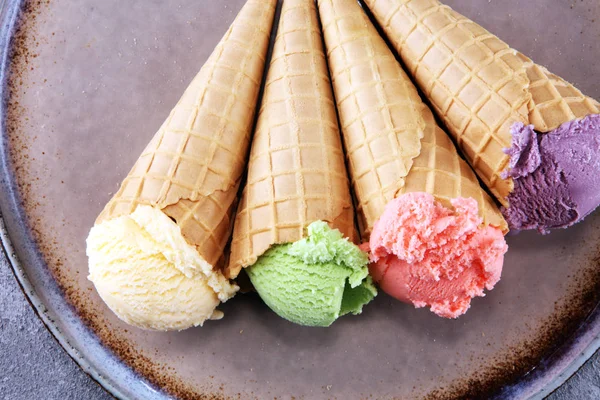 Set Palline Gelato Diversi Colori Sapori Con Bacche Noci Frutta — Foto Stock