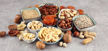 Kuruyemiş ve muz ve ceviz ile rustik tabloda çeşitli fındık kompozisyon