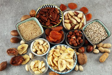 Kuruyemiş ve muz ve ceviz ile rustik tabloda çeşitli fındık kompozisyon