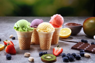 Farklı renk ve lezzetleri meyveler, fındık ve meyveleri ve vanilya dondurma kepçe kümesi 