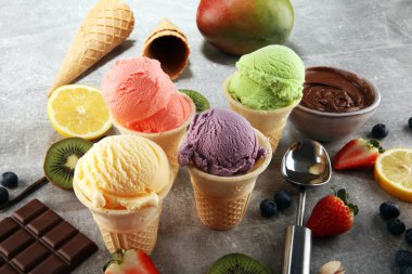 Farklı renk ve lezzetleri meyveler, fındık ve meyveleri ve vanilya dondurma kepçe kümesi 