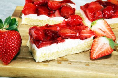 çilekli pasta ve birçok taze çilek