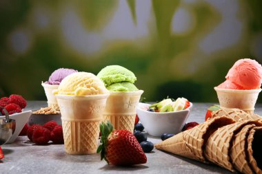 Farklı renk ve lezzetleri meyveler, fındık ve meyveleri ve vanilya dondurma kepçe kümesi 