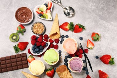 Farklı renk ve lezzetleri meyveler, fındık ve meyveleri ve vanilya dondurma kepçe kümesi 