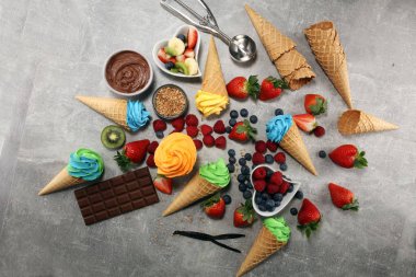Vanilya yoğurt veya yumuşak kıvamlı dondurma waffle koni donmuş. Diffrent lezzet dondurma kivi ve antep fıstığı, mango ve limon, yaban mersini ve blackberry ile