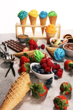 Vanilya yoğurt veya yumuşak kıvamlı dondurma waffle koni donmuş. Diffrent lezzet dondurma kivi ve antep fıstığı, mango ve limon, yaban mersini ve blackberry ile