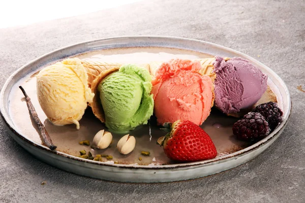 Набор Мороженого Различных Цветов Вкусов Ягодами Орехами Фруктами Ванилью — стоковое фото