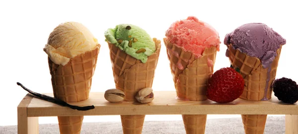 一套不同颜色和口味的冰淇淋勺 包括浆果 水果和香草 — 图库照片