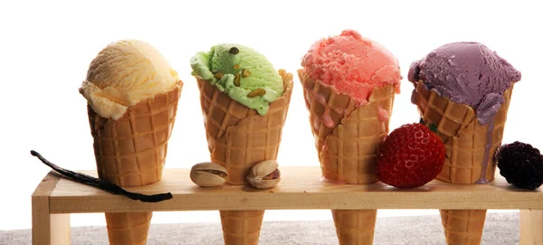 Set Palline Gelato Diversi Colori Sapori Con Bacche Noci Frutta — Foto Stock