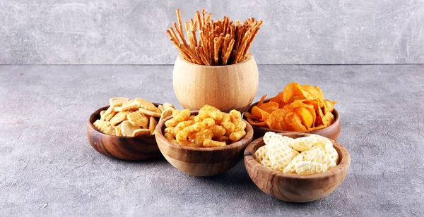 Zoute Snacks Pretzels Chips Crackers Houten Kommen Ongezonde Producten Slecht — Stockfoto