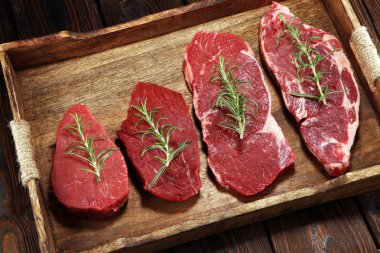 Biftek ham. Barbekü kaburga eti, yaşlı Wagyu ekşili kuru. Çeşitli ham Kara Angus Başbakan eti biftek pala, Striploin, kaburga, bonfile fileto mignon