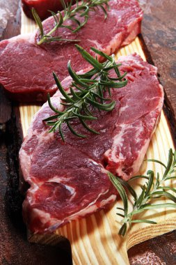 Biftek ham. Barbekü kaburga eti, yaşlı Wagyu ekşili kuru. Çeşitli ham Kara Angus Başbakan eti biftek pala, Striploin, kaburga, bonfile fileto mignon