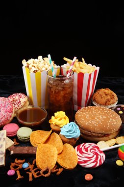 Sağlıksız ürünler. Yemek vücut, deri, kalp ve dişler için kötüdür. Fast karbonhidrat besin çeşitleri. 