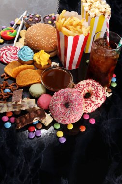 Sağlıksız ürünler. Yemek vücut, deri, kalp ve dişler için kötüdür. Fast karbonhidrat besin çeşitleri. 