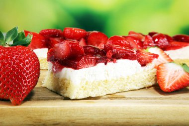 çilekli pasta ve birçok taze çilek