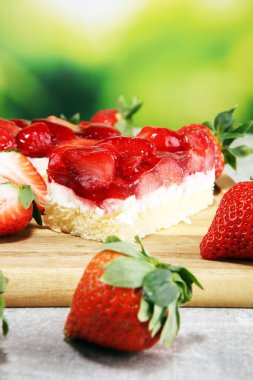 çilekli pasta ve birçok taze çilek